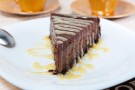 Torta al cioccolato e noci con caramello per i bambini