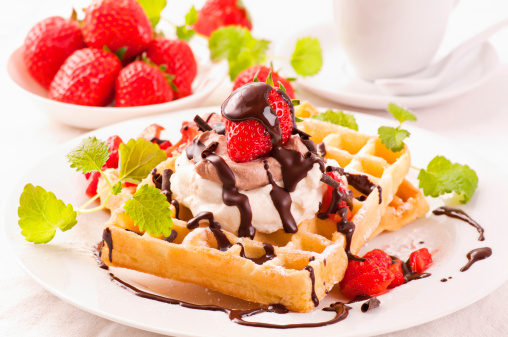 waffles fragole gelato vaniglia cioccolato