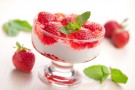 Coppa di yogurt greco panna e fragole senza uova Coppa di yogurt greco panna e fragole senza uova