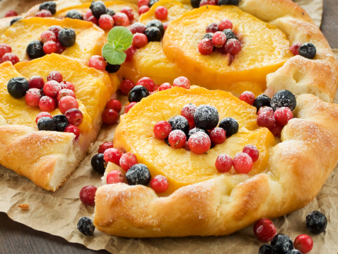 Crostata pesche frutti bosco crema