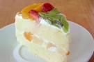 La chiffon cake al limone farcita alla frutta senza latte