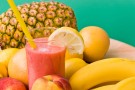 Il frullato all’ananas, arancia e fragola senza uova Il frullato all’ananas, arancia e fragola senza uova