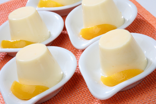 panna cotta pesche fresco dolce cucchiaio