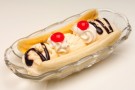 La banana split con cioccolato e gelato