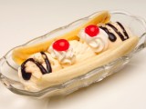 La banana split con cioccolato e gelato