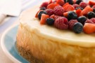 Cheesecake alle mandorle e frutti di bosco