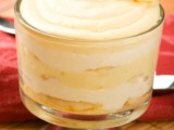 Mousse alle banane con panna e biscotti