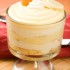 Mousse alle banane con panna e biscotti