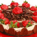 Torta cioccolato panna fragole