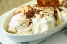 Semifreddo con gelato alla crema, mandorle e praline al cioccolato per Ferragosto