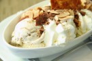 Semifreddo con gelato alla crema, mandorle e praline al cioccolato per Ferragosto Semifreddo con gelato alla crema, mandorle e praline al cioccolato per Ferragosto