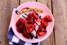 Torta fredda vaniglia e fragole con caramello