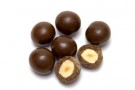 Le palline di nocciola per il buffet Le palline di nocciola per il buffet