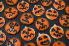 Biscotti zucca con glassa per Halloween