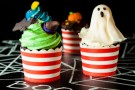 Cupcake al cioccolato di Halloween con fantasmi e pipistrelli Cupcake al cioccolato di Halloween con fantasmi e pipistrelli