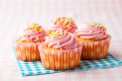 Cupcake rosa con ganache al cioccolato bianco Cupcake rosa con ganache al cioccolato bianco