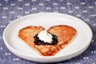 Pancake con composta di mirtilli e panna acida per San Valentino
