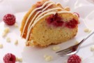 Ciambellone con mandorle, lamponi e cioccolato bianco Ciambellone con mandorle, lamponi e cioccolato bianco