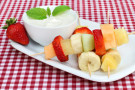 Dolci light con frutta, gli spiedini allo yogurt