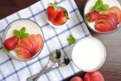 Coppa di yogurt e salsa di pesche e fragole senza glutine e uova