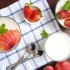 Coppa di yogurt e salsa di pesche e fragole senza glutine e uova