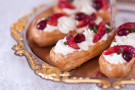 Eclairs alla crema fragole e ciliegie per la festa della mamma Eclairs alla crema fragole e ciliegie per la festa della mamma