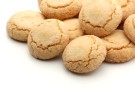 Sfogliata di mele e amaretti con panna montata Sfogliata di mele e amaretti con panna montata