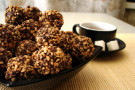 Tartufi al cioccolato fondente e granella di nocciole Tartufi al cioccolato fondente e granella di nocciole