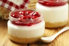 Coppa di yogurt e panna con frollini e ciliegie Coppa di yogurt e panna con frollini e ciliegie