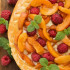 Crostata alle albicocche e lamponi con crema