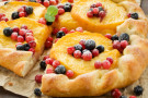 Focaccia dolce con pesche e mirtilli rossi e neri Focaccia dolce con pesche e mirtilli rossi e neri