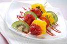 Spiedini di frutta per una merenda light e nutriente