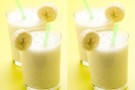 Spuma di yogurt greco al miele con banana e succo d’arancia