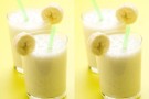 Spuma di yogurt greco al miele con banana e succo d’arancia