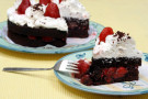Torta al cioccolato fondente farcita con fragole e panna montata Torta al cioccolato fondente farcita con fragole e panna montata