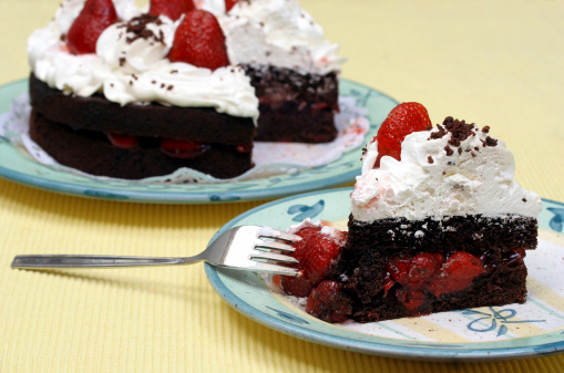 Torta cioccolato fondente farcita fragole panna montata