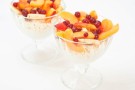 Macedonia di frutta con yogurt magro, merenda light e nutriente Macedonia di frutta con yogurt magro, merenda light e nutriente