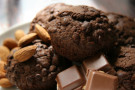 Muffin al cacao e mandorle con gocce di cioccolato