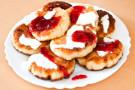 Pancake con yogurt greco e salsa di fragole