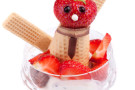 Coppa gelato fiordilatte con fragole e waffel per i bambini