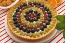 Crostata con crema pasticcera, uva bianca e uva nera