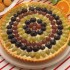 Crostata con crema pasticcera, uva bianca e uva nera