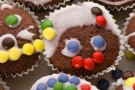 Muffin al cioccolato con faccina per i bambini
