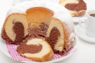 Ciambellone marmorizzato con cacao e castagne, senza glutine