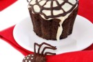 Dolci di Halloween: i muffin di cioccolato con ragnatele di zucchero