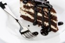 Torta al cioccolato e panna con salsa al cioccolato Torta al cioccolato e panna con salsa al cioccolato