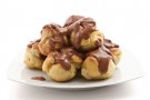 Profiteroles al cioccolato con crema alla nocciola