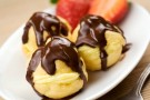 Profiteroles al cioccolato e crema alla vaniglia