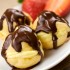 Profiteroles al cioccolato e crema alla vaniglia