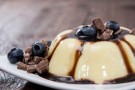 Bavarese alla vaniglia con mirtilli e salsa al cioccolato Bavarese alla vaniglia con mirtilli e salsa al cioccolato